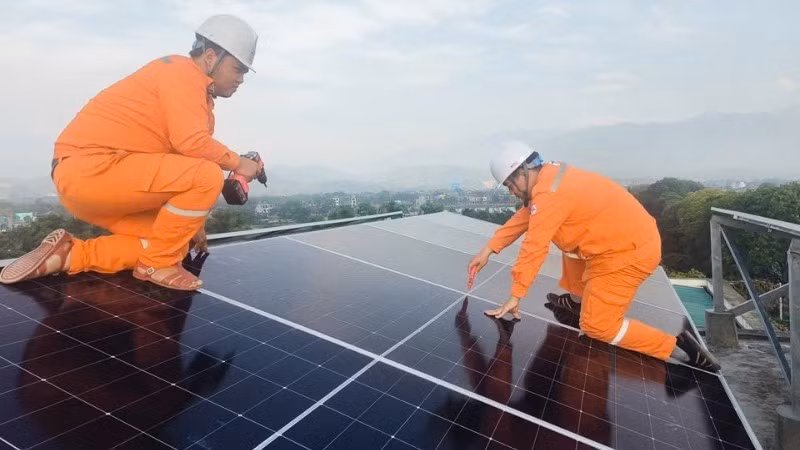 Hệ thống điện mặt trời mái nhà tại Điện lực Nghĩa Lộ (Lào Cai) được kiểm tra, vận hành nhằm khai thác hiệu quả nguồn năng lượng tái tạo.