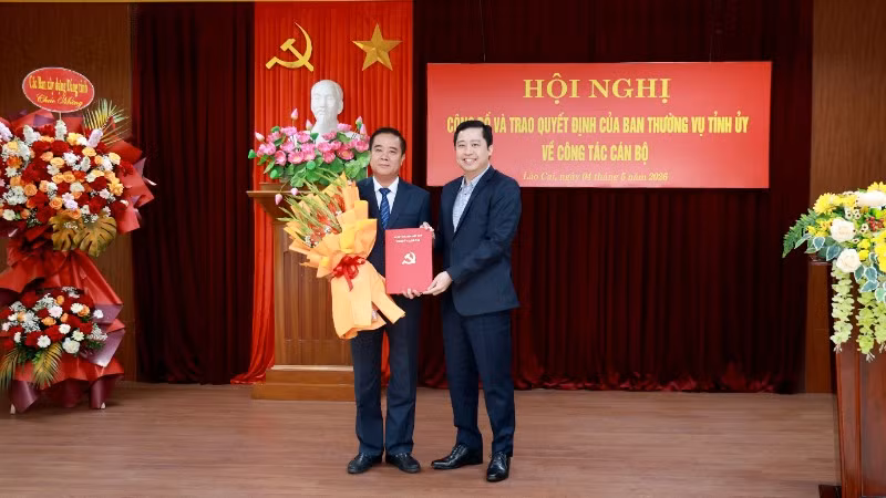 Bí thư Tỉnh ủy Lào Cai Dương Quốc Huy trao quyết định và chúc mừng đồng chí Phan Đăng Toàn.