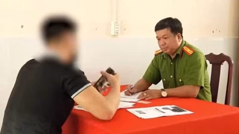 Công an làm việc với T đăng tin sai sự thật trên mạng xã hội.