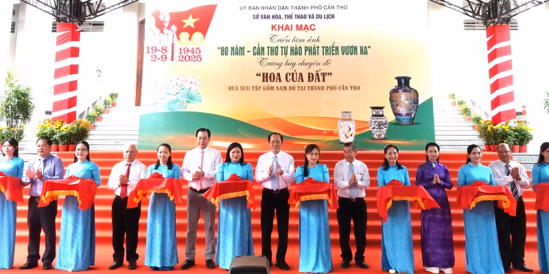 Các đại biểu cắt băng khai mạc triển lãm ảnh.