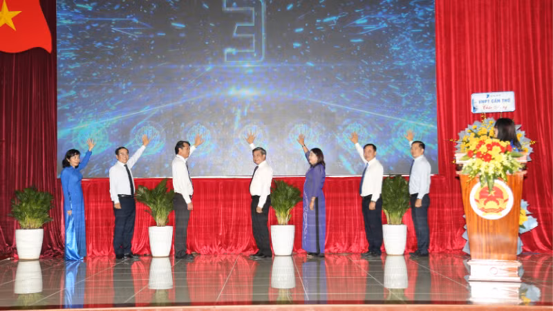 Các đại biểu thực hiện nghi thức ra mắt trang thông tin điện tử.