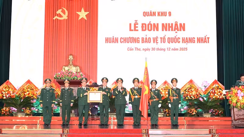 Đại tướng Nguyễn Trọng Nghĩa trao Huân chương Bảo vệ Tổ quốc hạng Nhất cho Quân khu 9.