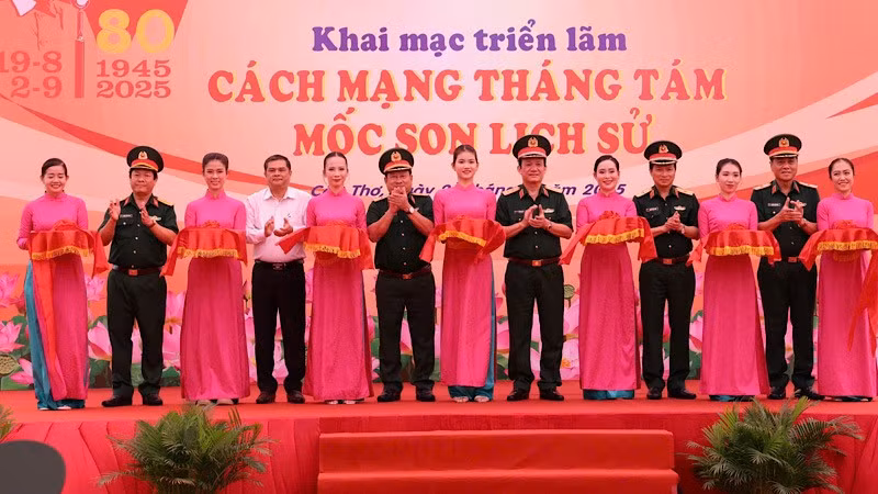 Các đại biểu cắt băng khai mạc triển lãm.