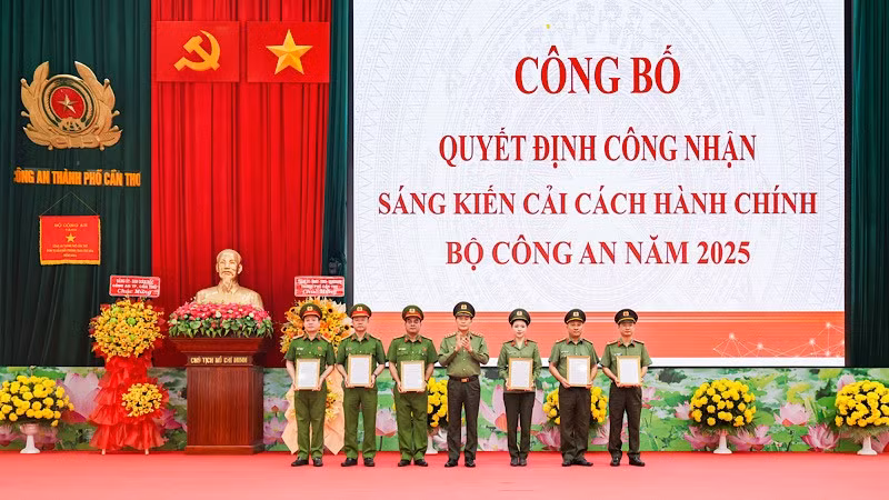 Thượng tướng Lê Quốc Hùng, Thứ trưởng Công an trao quyết định công nhận sáng kiến cải cách hành chính cho công an các đơn vị, địa phương.