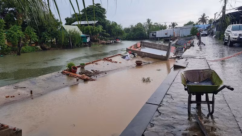 Hiện trường sạt lở bờ sông Thơm Rơm (quận Thốt Nốt) gây thiệt hại 4 nhà dân.