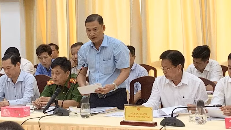 Lãnh đạo Sở Tài chính Cần Thơ trả lời tại buổi họp báo.