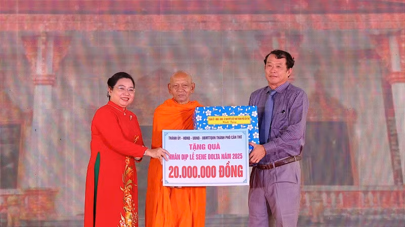 Lãnh đạo thành phố Cần Thơ tặng quà Học viện Phật giáo Nam tông Khmer tại Cần Thơ.