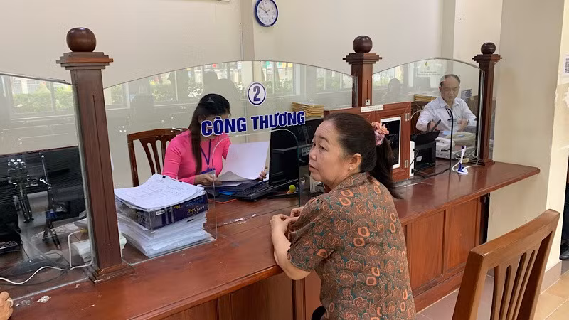 Công chức phường Ninh Kiều, thành phố Cần Thơ giải quyết thủ tục hành chính cho người dân sau sáp nhập.
