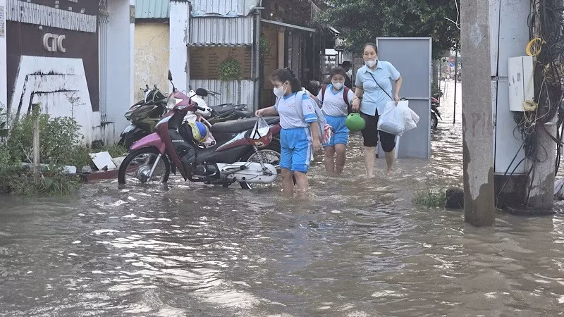 Nước ngập các tuyến đường ở Cần Thơ sáng 9/10, học sinh đi học khó khăn. 