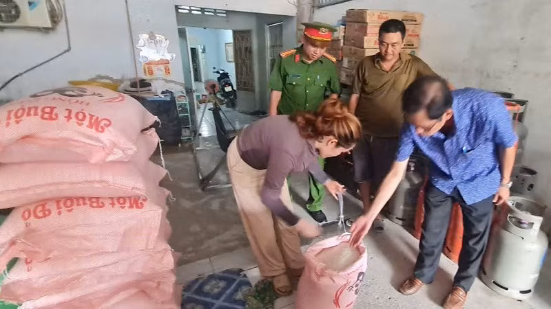Cơ quan chức năng kiểm tra gạo có dấu hiệu bất thường tại nơi bán cho người dân.