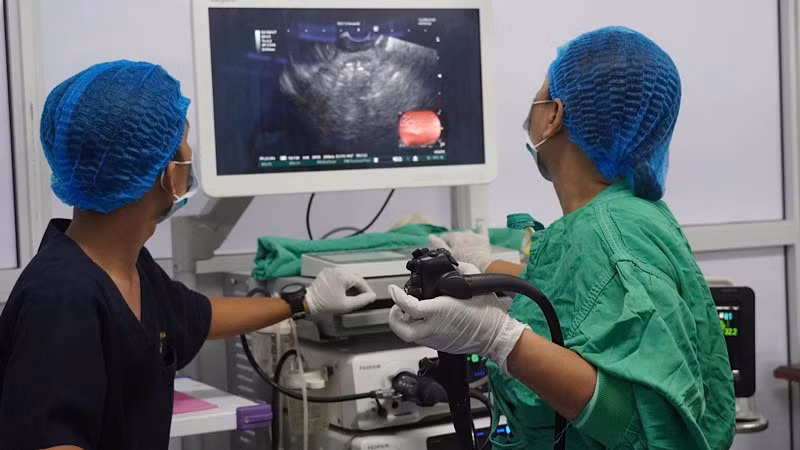 Ê-kíp nội soi đặt stent LAMS cho bệnh nhân. 