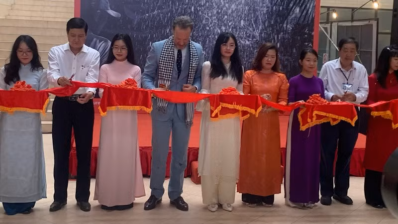 Lãnh đạo thành phố Cần Thơ và Tổng Lãnh sự Vương quốc Hà Lan tại Thành phố Hồ Chí Minh cắt băng khai mạc triển lãm.