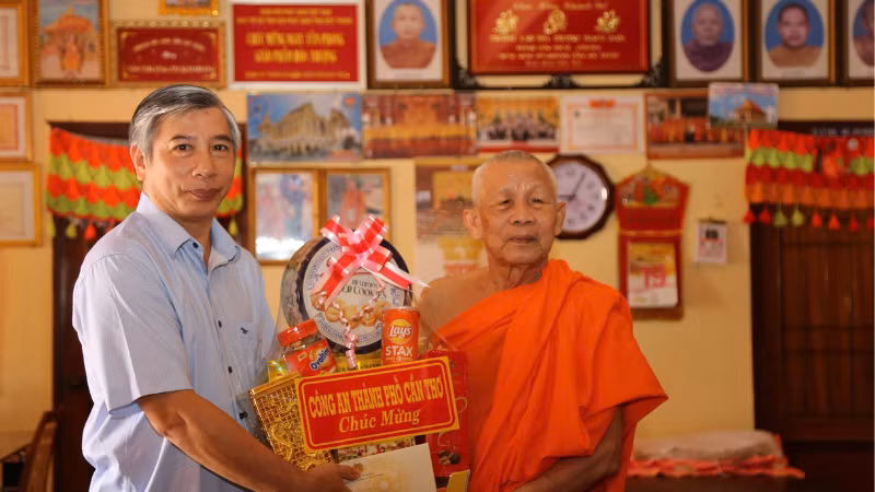 Lãnh đạo Công an thành phố Cần Thơ thăm, tặng quà Hòa thượng Thạch Huôn, Trụ trì chùa Prey Chóp nhân dịp Lễ Sene Dolta năm 2025.