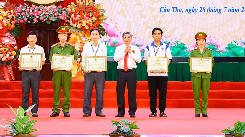Lãnh đạo thành phố Cần Thơ trao bằng khen cho các tập thể, cá nhân tiêu biểu.