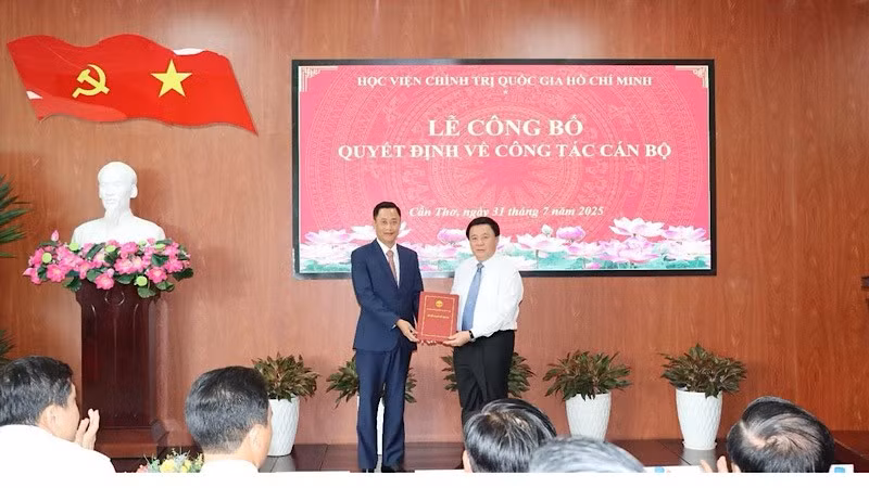 Đồng chí Nguyễn Xuân Thắng trao quyết định bổ nhiệm cán bộ tại buổi lễ.