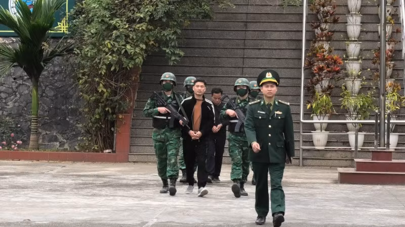 Áp giải các đối tượng vận chuyển ngoại tệ qua biên giới.