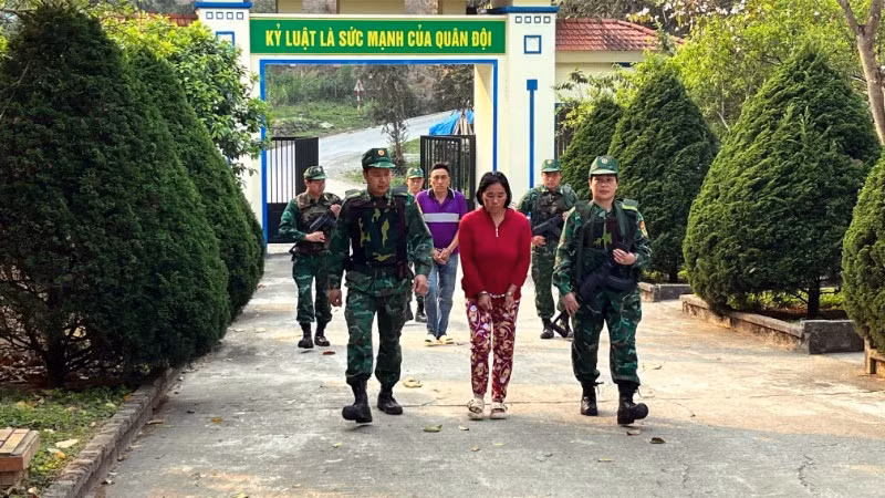 Bộ đội Biên phòng áp giải 2 đối tượng.