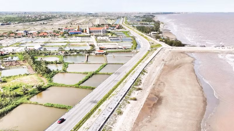Tuyến đường bộ mới Nam Định-Lạc Quần - Đường bộ ven biển của tỉnh Ninh Bình (Ảnh VIẾT DƯ)