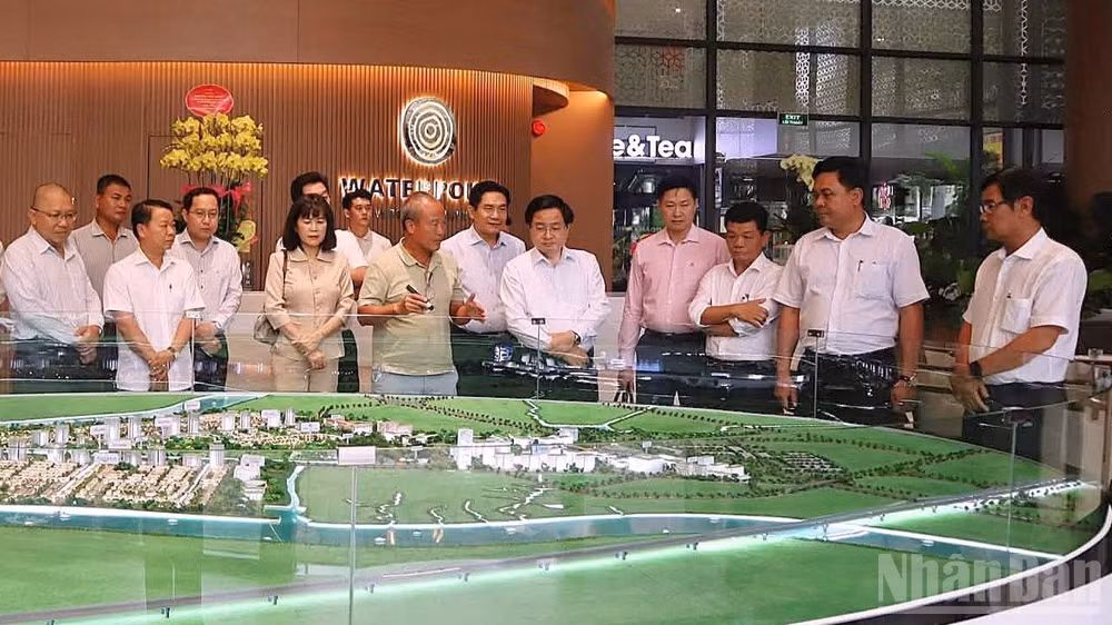 Lãnh đạo tỉnh Tây Ninh kiểm tra quá trình tổ chức thực hiện dự án đã quy hoạch giao cho nhà đầu tư tại xã Bến Lức. (Ảnh: THANH PHONG)