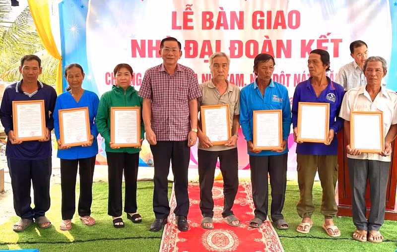 Lãnh đạo tỉnh Tây Ninh trao Quyết định bàn giao nhà Đại đoàn kết cho người dân
