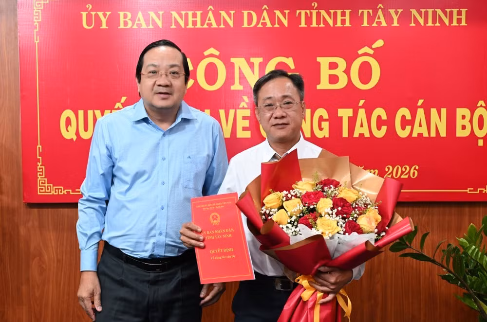 1349266-uy-vien-ban-thuong-vu-tinh-pho-chu-tich-ubnd-tinh-nguyen-minh-lam-trao-quyet-dinh-cho-dong-chi-le-cong-hieu-08281920.jpg