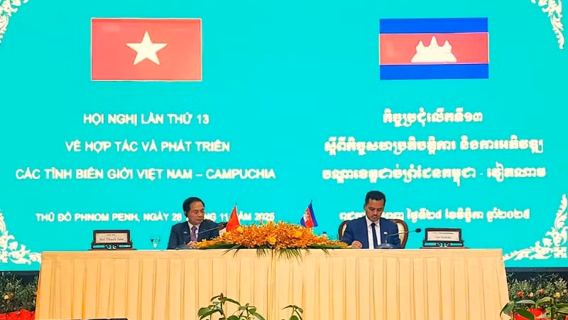 Phó Thủ tướng Chính phủ Việt Nam Bùi Thanh Sơn và Phó Thủ tướng Bộ trưởng Bộ Nội vụ Campuchia Sar Sokha, đồng chủ trì Hội nghị.