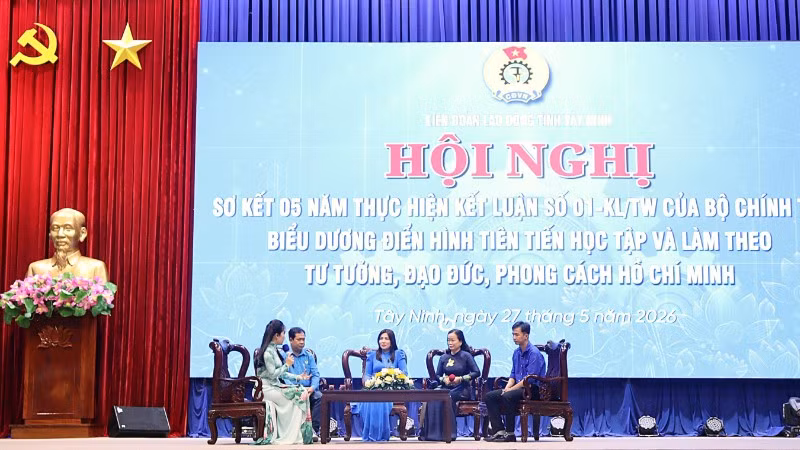 Các cá nhân có thành tích xuất sắc trong học tập và làm theo tư tưởng, đạo đức, phong cách Hồ Chí Minh giai đoạn 2021-2025 giao lưu tại hội nghị.