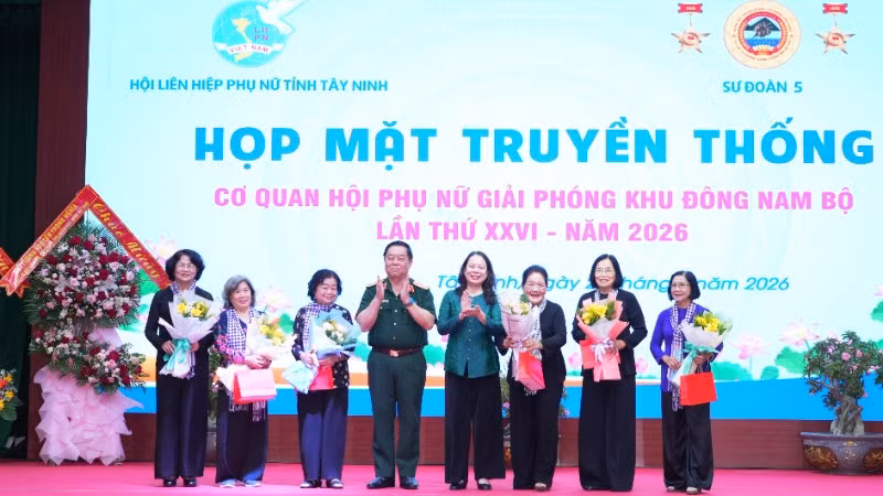Các đồng chí: Đại tướng Nguyễn Trọng Nghĩa, Ủy viên Bộ Chính trị, Bí thư Trung ương Đảng, Ủy viên Thường vụ Quân ủy Trung ương, Chủ nhiệm Tổng cục Chính trị Quân đội nhân dân Việt Nam; Võ Thị Ánh Xuân, Bí thư Trung ương Đảng, Phó Chủ tịch nước tặng hoa chúc mừng họp mặt truyền thống.