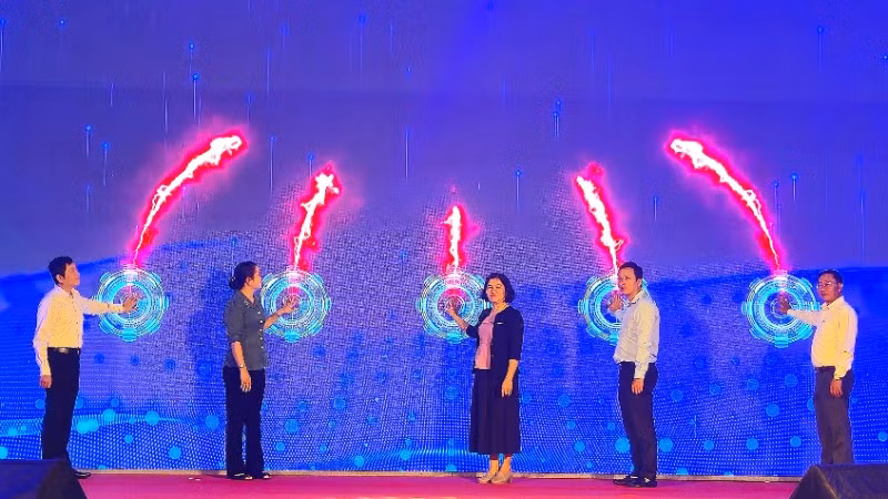 Lãnh đạo Cục Thương mại điện tử và Kinh tế số, Sở Công thương và Mặt trận Tổ quốc Việt Nam tỉnh Tây Ninh ấn nút khai mạc phiên chợ không dùng tiền mặt.