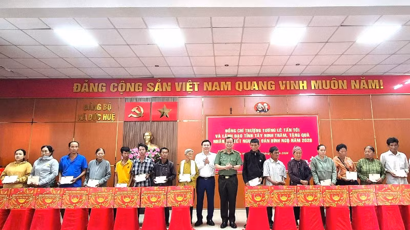 Thượng tướng Lê Tấn Tới, Ủy viên Trung ương Đảng, Chủ nhiệm Ủy ban Quốc phòng, An ninh và Đối ngoại của Quốc hội cùng lãnh đạo tỉnh Tây Ninh trao quà cho người dân có hoàn cảnh khó khăn khu vực biên giới xã Đức Huệ.