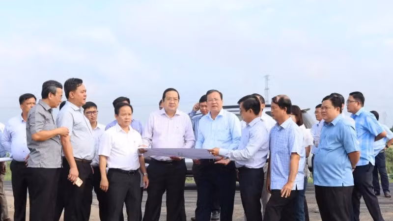 Chủ tịch Ủy ban nhân dân tỉnh Tây Ninh Lê Văn Hẳn ( thứ 4 bên phải) cùng đoàn công tác khảo sát các công trình trọng điểm.
