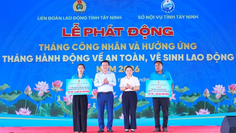 Phó Bí thư Tỉnh ủy, Chủ tịch Ủy ban Mặt trận Tổ quốc Việt Nam tỉnh Tây Ninh Nguyễn Thanh Hải và Chủ tịch Ủy ban Mặt trận Tổ quốc Việt Nam tỉnh Tây Ninh Nguyễn Thị Thu Trinh trao quà và mái ấm công đoàn cho đoàn viên, công đoàn và người lao động có hoàn cảnh khó khăn.