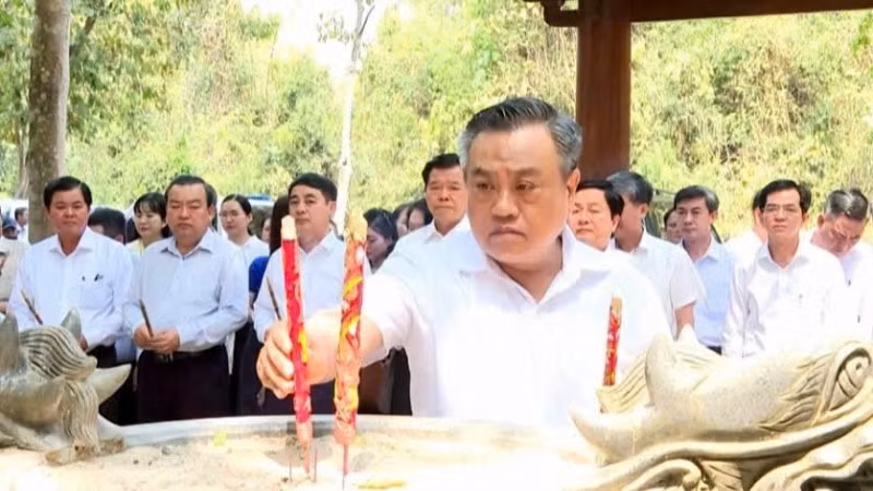 Ủy viên Bộ Chính trị, Bí thư Trung ương Đảng, Chủ nhiệm Ủy ban Kiểm tra Trung ương Trần Sỹ Thanh dâng hương tại Di tích lịch sử Ban Kiểm tra Trung ương Cục miền Nam.