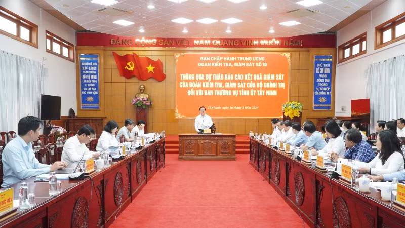Đoàn kiểm tra, giám sát số 19 của Bộ Chính trị do Đại tướng Nguyễn Trọng Nghĩa, Ủy viên Bộ Chính trị, Chủ nhiệm Tổng cục Chính trị Quân đội làm Trưởng đoàn đã làm việc với Ban Thường vụ Tỉnh ủy Tây Ninh.