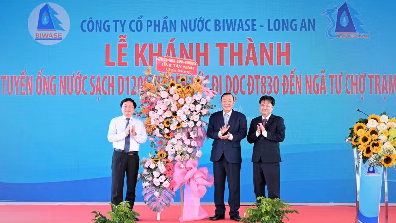 Ủy viên Trung ương Đảng, Bí thư Tỉnh ủy Tây Ninh Nguyễn Văn Quyết tặng hoa chúc mừng Công ty Cổ phần Nước BIWASE Long An đưa vào vận hành tuyến ống nước sạch D1200.