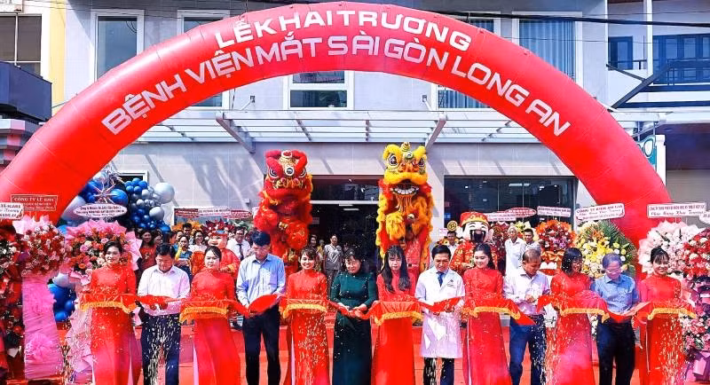 Lãnh đạo Sở Y tế Tây Ninh cùng lãnh đạo Bệnh viện Mắt Sài Gòn Long An cắt băng khánh thành.