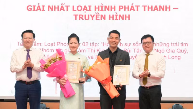 Đồng chí Lê Quốc Minh, Ủy viên Trung ương Đảng, Tổng Biên tập Báo Nhân Dân, Phó Trưởng Ban Tuyên giáo và Dân vận Trung ương, Chủ tịch Hội Nhà báo Việt Nam; đồng chí Nguyễn Thanh Hải, Phó Bí thư Tỉnh ủy, Chủ tịch Ủy ban Mặt trận Tổ quốc Việt Nam tỉnh Tây Ninh trao giải Nhất cho các tác giả.