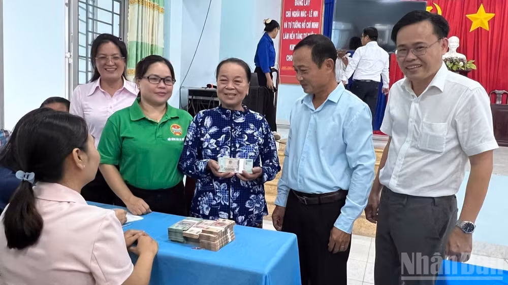Người dân xã Hiệp Hòa hài lòng với việc giải quyết thủ tục hành chính trong việc chi trả tiền giải phóng mặt bằng minh bạch, chuyên nghiệp. (Ảnh: THANH PHONG)
