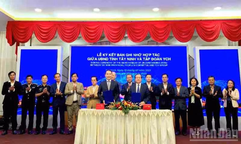 Phó Chủ tịch Ủy ban nhân tỉnh Tây Ninh Nguyễn Hồng Thanh (bên phải) trực tiếp ký kết bản ghi nhớ hợp tác với Chủ tịch điều hành tập đoàn YCH Robert Yap.