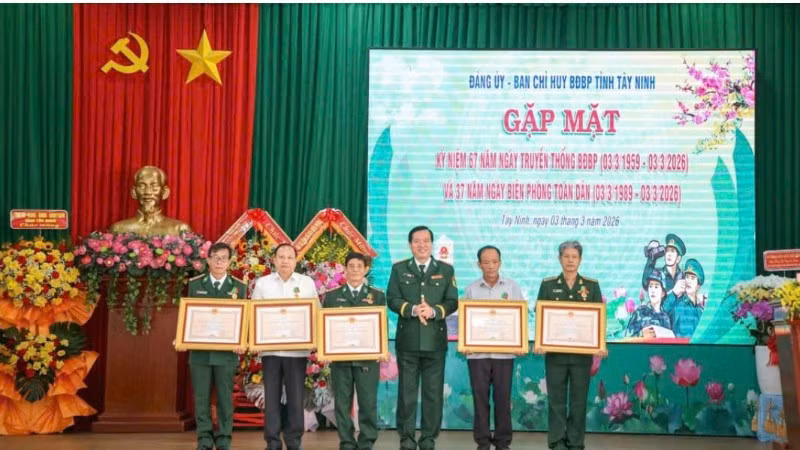 Các cá nhân gồm 13 sĩ quan biên phòng nhận Huân chương Bảo vệ Tổ quốc.