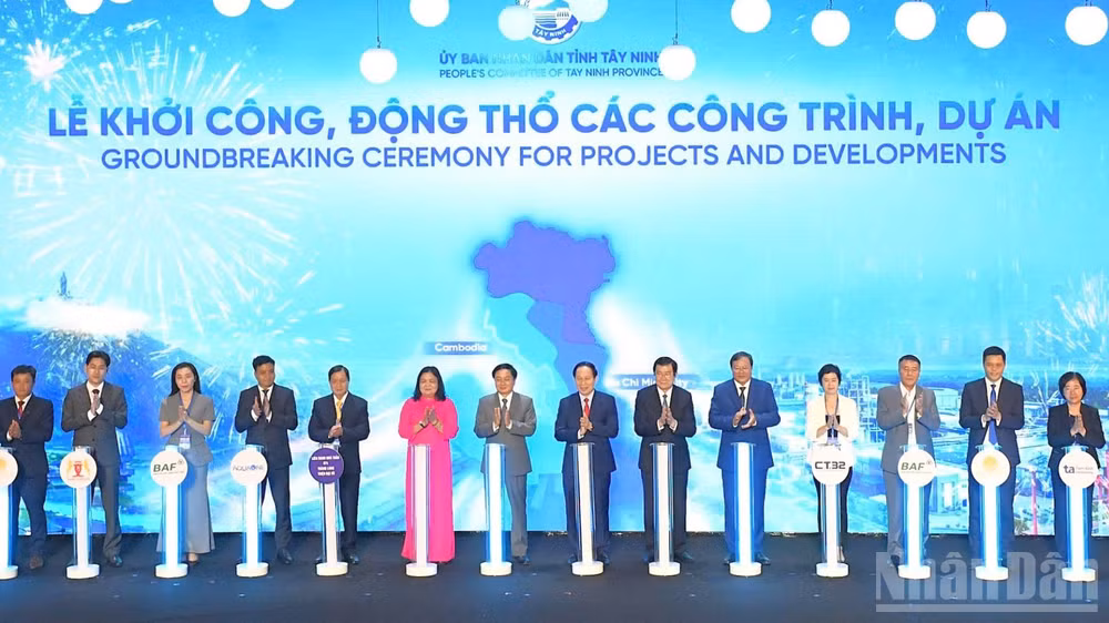 Lãnh đạo Trung ương và tỉnh Tây Ninh ấn nút công bố và động thổ các công trình, dự án tại hội nghị xúc tiến đầu tư 2026.