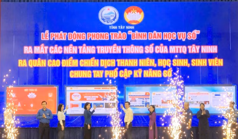 Lãnh tỉnh và các sở, ngành ấn nút phát động phong trào bình dân học vụ số.