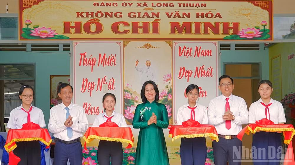 Trưởng Ban Tuyên giáo Tỉnh ủy Tây Ninh Nguyễn Thị Xuân Hương cắt băng khánh thành không gian văn hóa Hồ Chí Minh tại xã Long Thuận. (Ảnh: THANH PHONG)