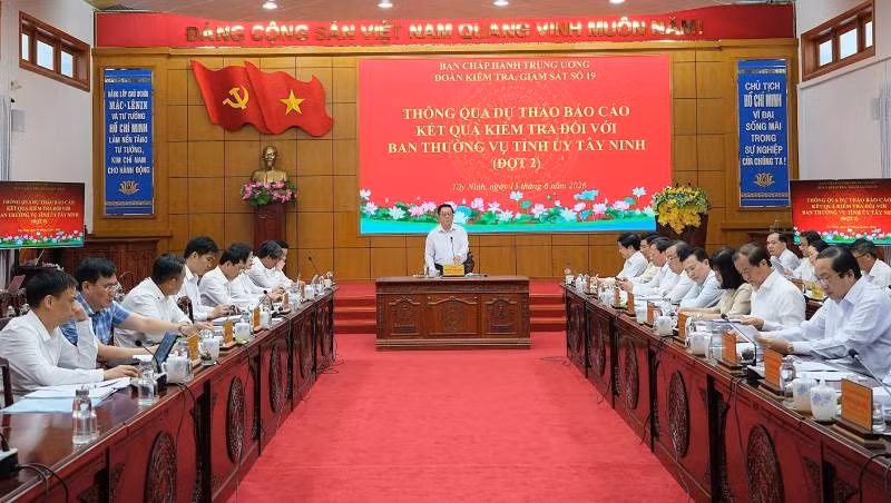 Đại tướng Nguyễn Trọng Nghĩa, Ủy viên Bộ Chính trị, Bí thư Trung ương Đảng, Chủ nhiệm Tổng cục Chính trị Quân đội nhân dân Việt Nam chủ trì hội nghị.