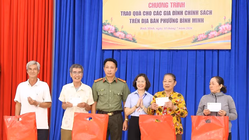 Thượng tá Huỳnh Thanh Hậu cùng lãnh đạo phường Bình Minh trao tặng những phần quà ý nghĩa đến các gia đình chính sách.