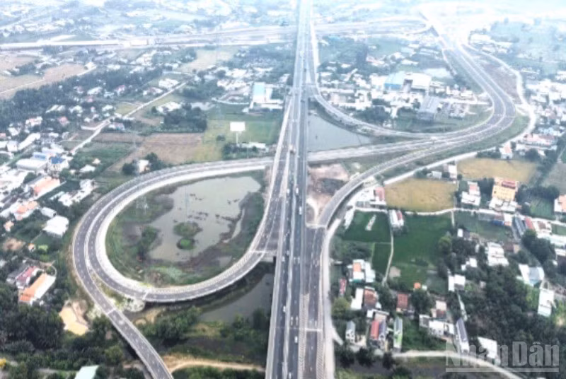 Nút giao đường Vành đai 3 Thành phố Hồ Chí Minh với cao tốc Bến Lức-Long Thành và Thành phố Hồ Chí Minh-Trung Lương. 