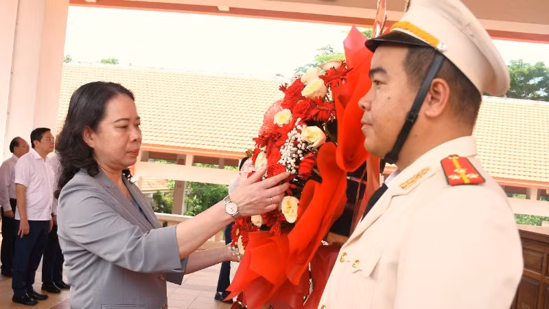 Phó Chủ tịch nước Võ Thị Ánh Xuân dâng hoa, dâng hương tưởng niệm các Anh hùng liệt sĩ tại Khu di tích lịch sử cách mạng Bình Thành.