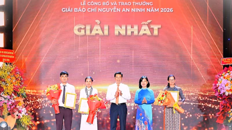Ủy viên Trung ương Đảng, Chủ tịch Hội đồng nhân dân tỉnh Tây Ninh Nguyễn Mạnh Hùng và Trưởng ban Tuyên giáo và Dân vận Tỉnh ủy Tây Ninh Nguyễn Thị Xuân Hương trao thưởng cho các tác giả đạt giải Nhất.