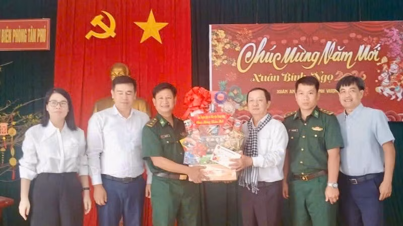 Đồng chí Huỳnh Thành Đạt, Phó Trưởng Ban Tuyên giáo và Dân vận Trung ương; đồng chí Thành Từ Dũ, Phó Trưởng Ban Tuyên giáo và Dân vận Tỉnh ủy Tây Ninh tặng quà cán bộ chiến sĩ Đồn Biên phòng Tân Phú.