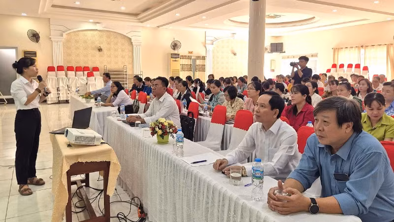 Báo cáo viên triển khai các quy định của pháp luật về an toàn thực phẩm.